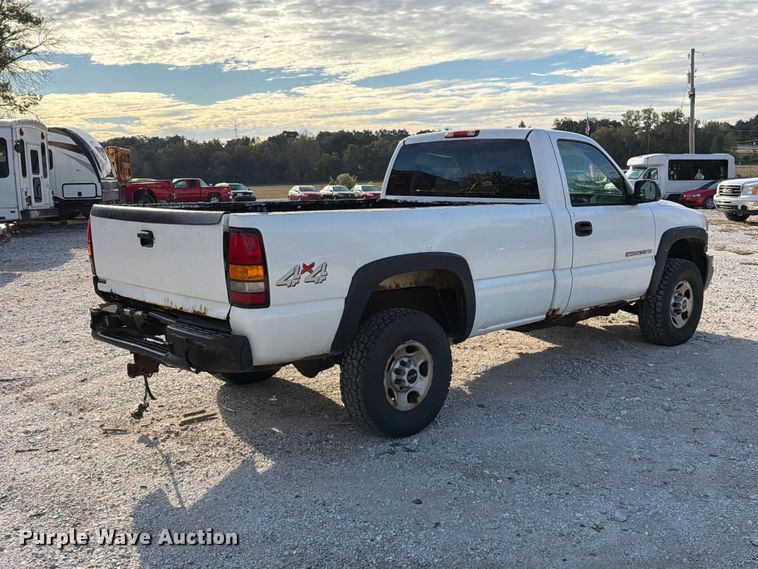 image for item FT6383 2004 GMC Sierra 2500HD pickup truck