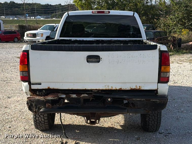 image for item FT6383 2004 GMC Sierra 2500HD pickup truck