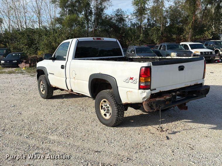image for item FT6383 2004 GMC Sierra 2500HD pickup truck