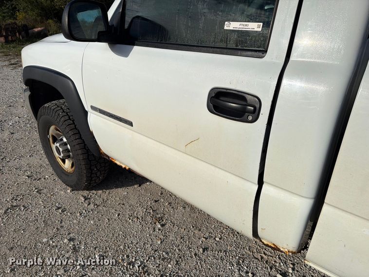 image for item FT6383 2004 GMC Sierra 2500HD pickup truck