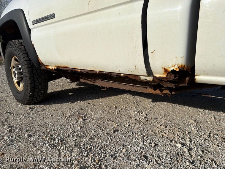 image for item FT6383 2004 GMC Sierra 2500HD pickup truck