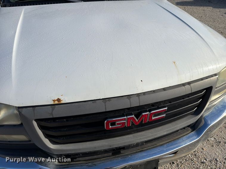 image for item FT6383 2004 GMC Sierra 2500HD pickup truck