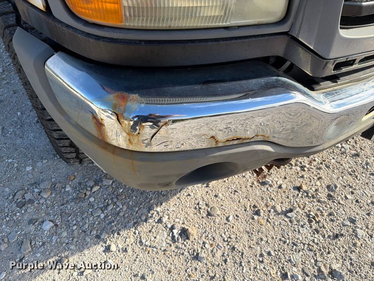 image for item FT6383 2004 GMC Sierra 2500HD pickup truck