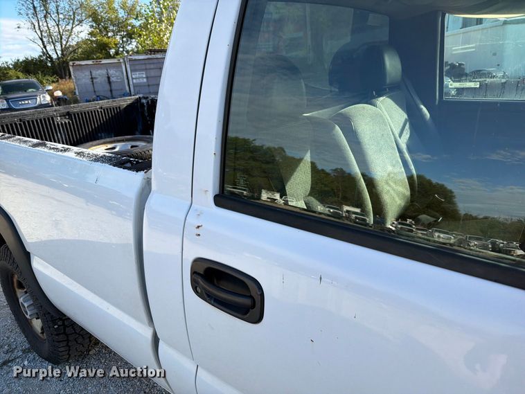image for item FT6383 2004 GMC Sierra 2500HD pickup truck