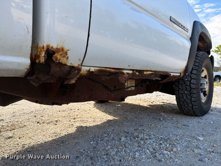 image for item FT6383 2004 GMC Sierra 2500HD pickup truck
