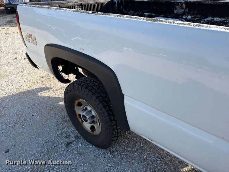 image for item FT6383 2004 GMC Sierra 2500HD pickup truck