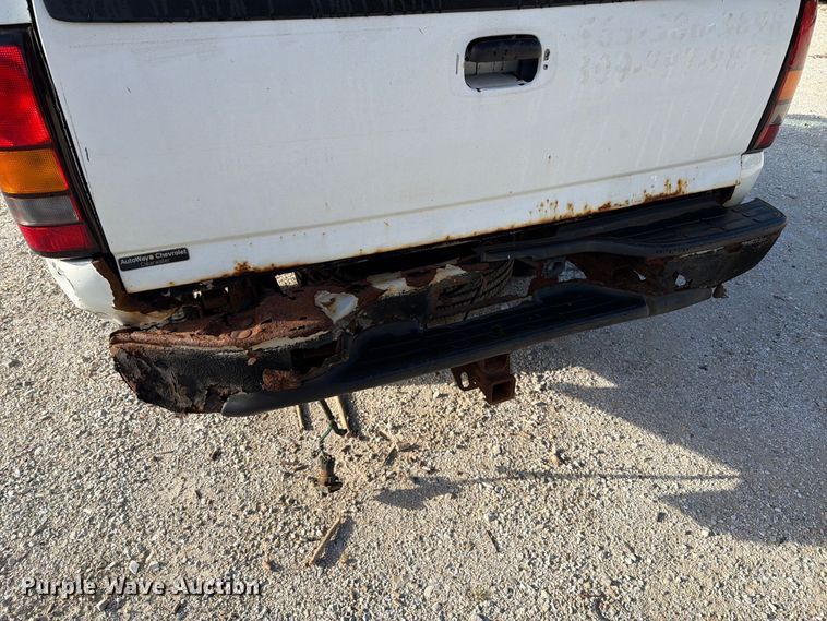image for item FT6383 2004 GMC Sierra 2500HD pickup truck