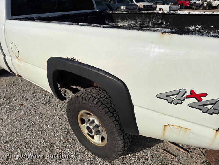 image for item FT6383 2004 GMC Sierra 2500HD pickup truck