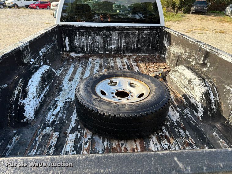 image for item FT6383 2004 GMC Sierra 2500HD pickup truck