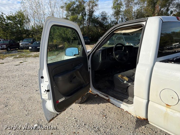 image for item FT6383 2004 GMC Sierra 2500HD pickup truck