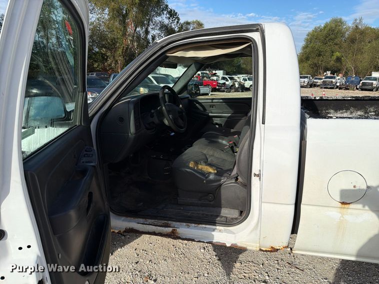image for item FT6383 2004 GMC Sierra 2500HD pickup truck