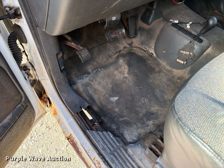 image for item FT6383 2004 GMC Sierra 2500HD pickup truck