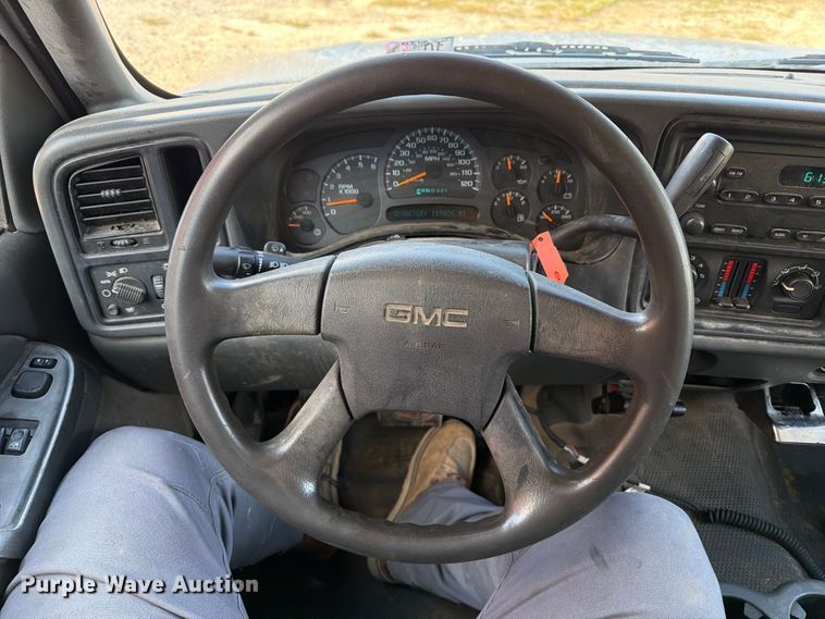 image for item FT6383 2004 GMC Sierra 2500HD pickup truck