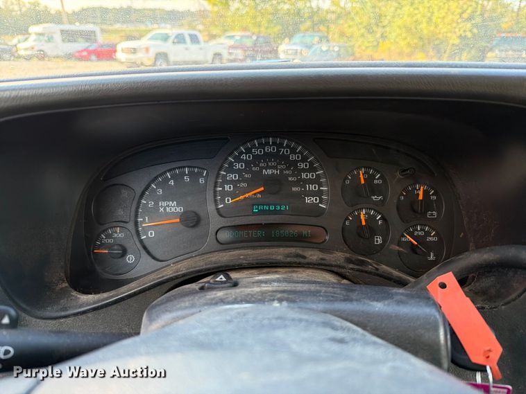 image for item FT6383 2004 GMC Sierra 2500HD pickup truck