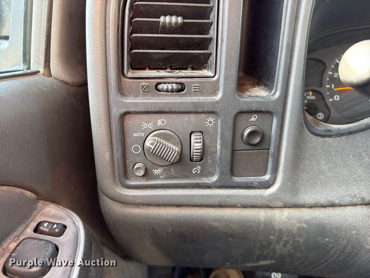 image for item FT6383 2004 GMC Sierra 2500HD pickup truck