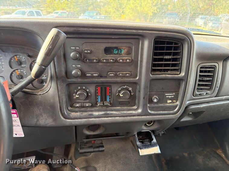 image for item FT6383 2004 GMC Sierra 2500HD pickup truck