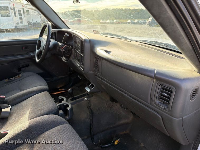 image for item FT6383 2004 GMC Sierra 2500HD pickup truck