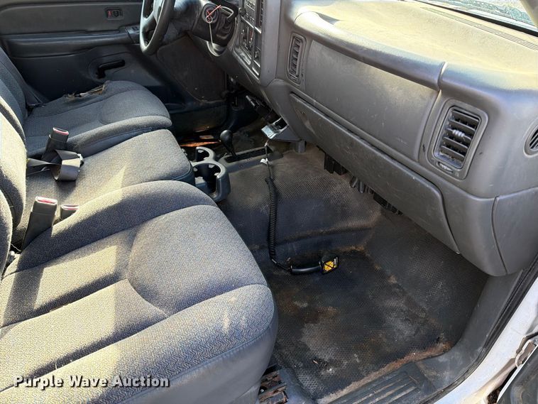 image for item FT6383 2004 GMC Sierra 2500HD pickup truck