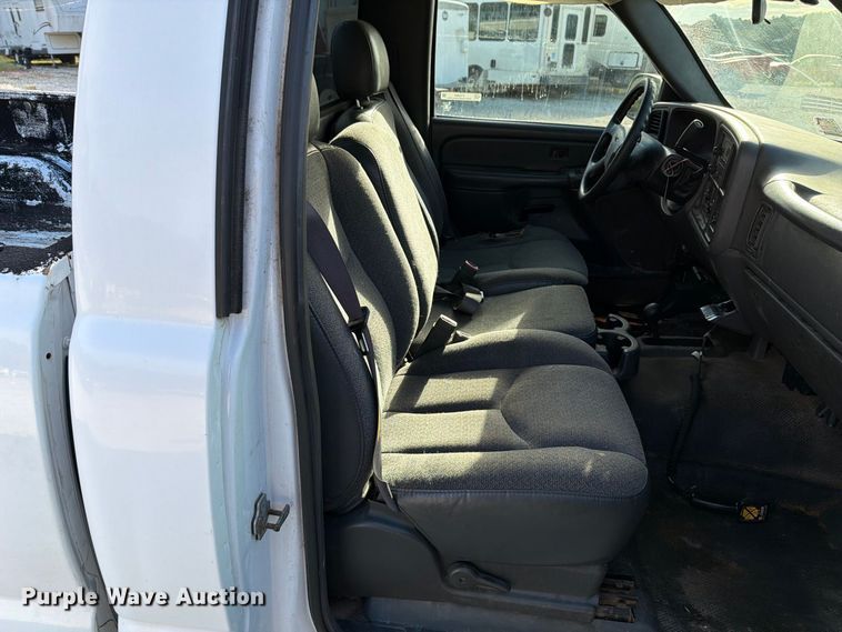 image for item FT6383 2004 GMC Sierra 2500HD pickup truck