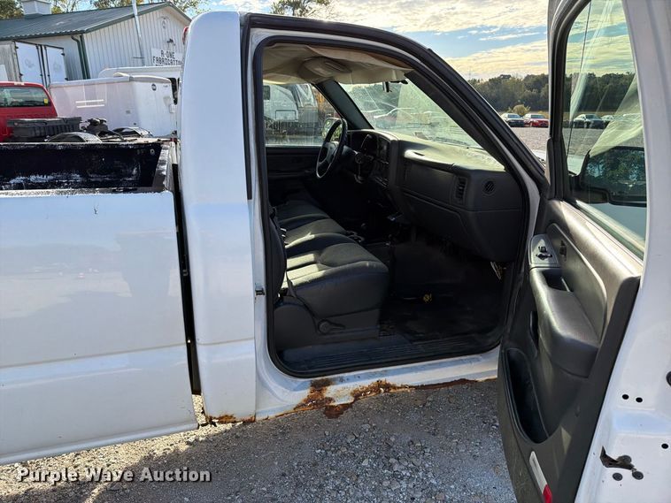 image for item FT6383 2004 GMC Sierra 2500HD pickup truck