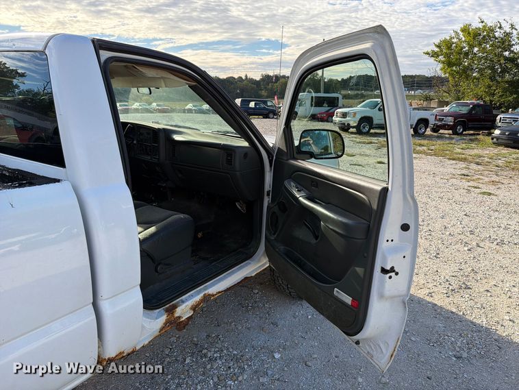 image for item FT6383 2004 GMC Sierra 2500HD pickup truck