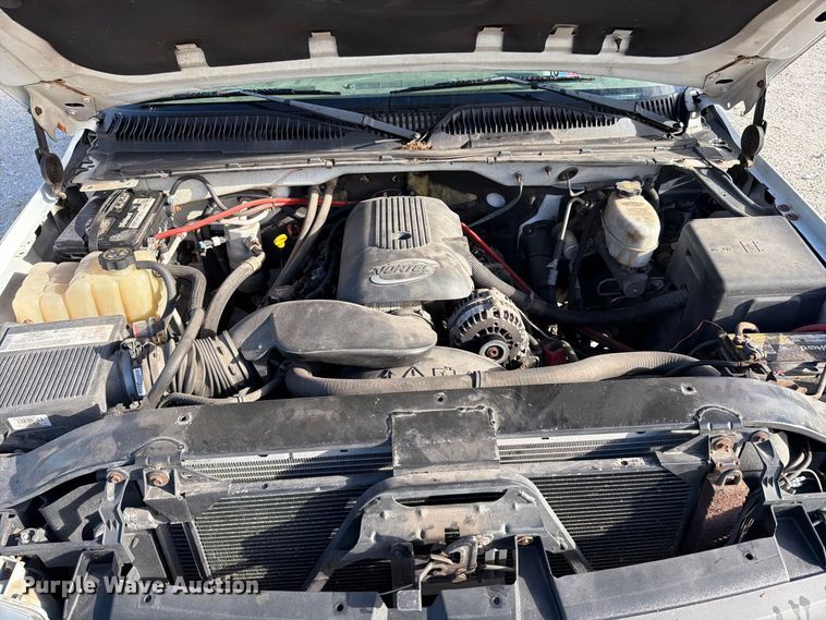 image for item FT6383 2004 GMC Sierra 2500HD pickup truck