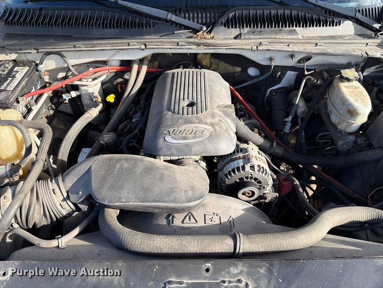 image for item FT6383 2004 GMC Sierra 2500HD pickup truck
