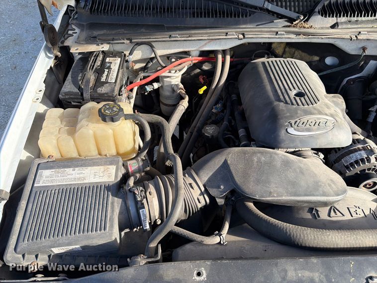 image for item FT6383 2004 GMC Sierra 2500HD pickup truck