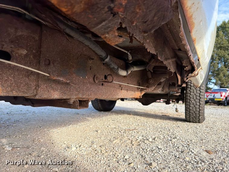 image for item FT6383 2004 GMC Sierra 2500HD pickup truck