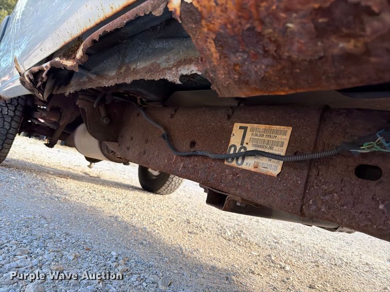 image for item FT6383 2004 GMC Sierra 2500HD pickup truck