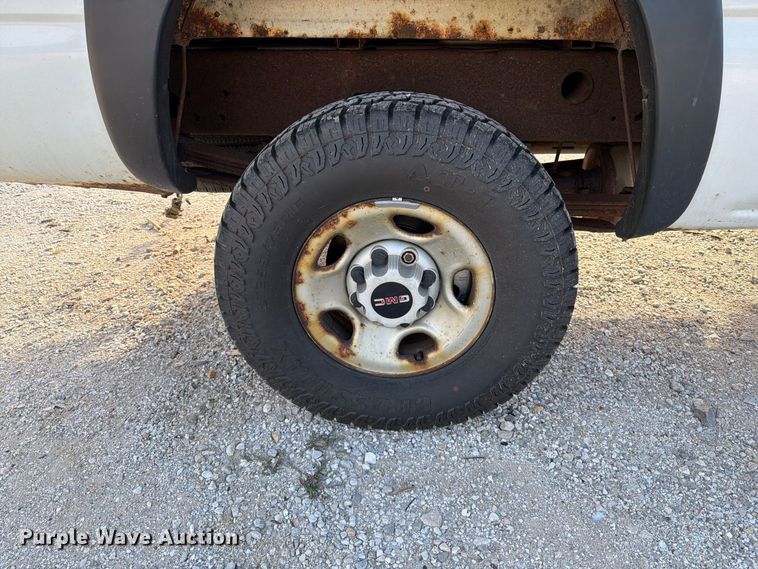 image for item FT6383 2004 GMC Sierra 2500HD pickup truck