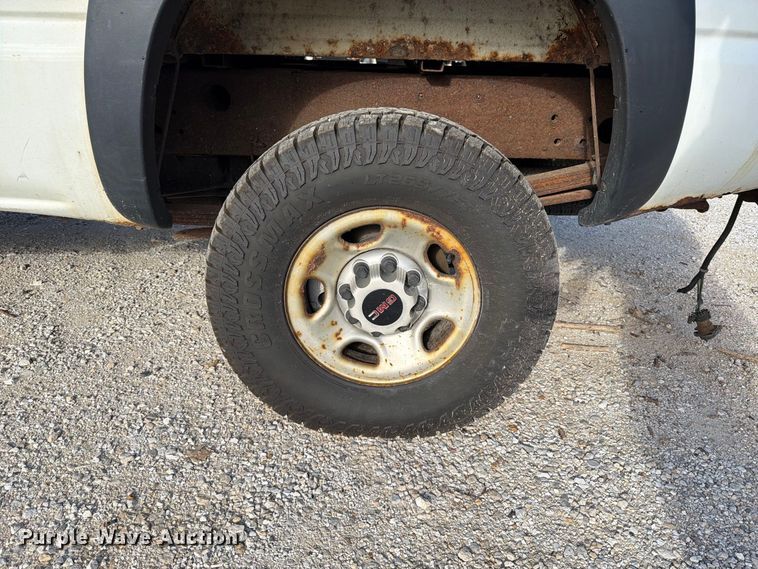 image for item FT6383 2004 GMC Sierra 2500HD pickup truck