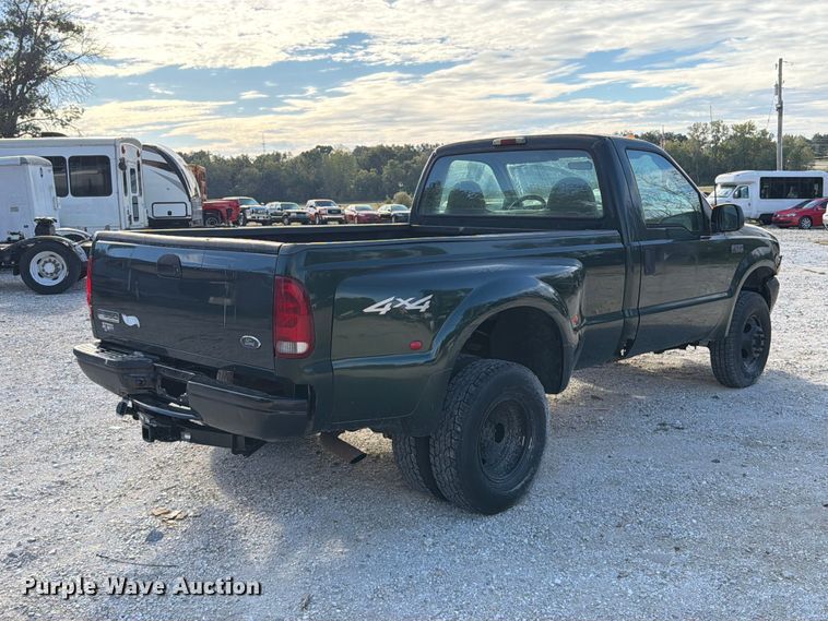 image for item FT6385 2002 Ford F350 Super Duty pickup truck