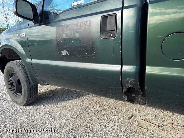 image for item FT6385 2002 Ford F350 Super Duty pickup truck