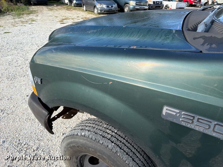 image for item FT6385 2002 Ford F350 Super Duty pickup truck