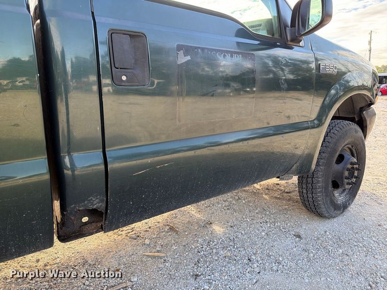 image for item FT6385 2002 Ford F350 Super Duty pickup truck
