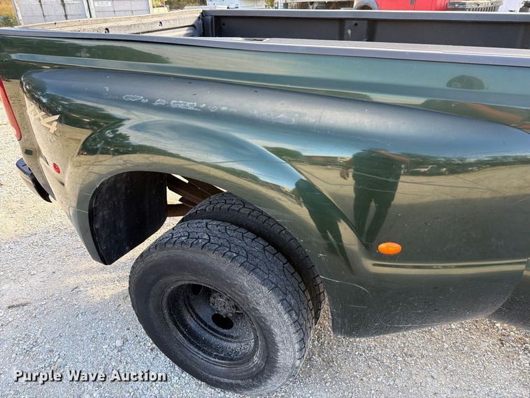 image for item FT6385 2002 Ford F350 Super Duty pickup truck