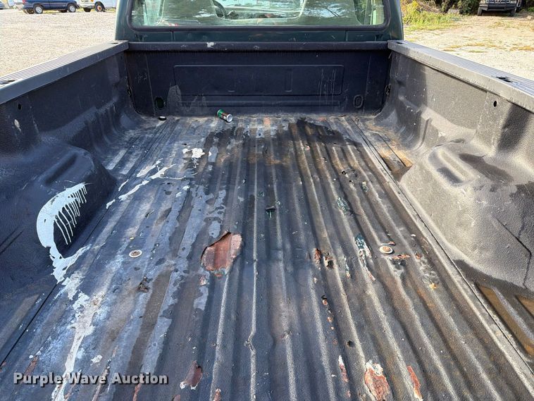 image for item FT6385 2002 Ford F350 Super Duty pickup truck