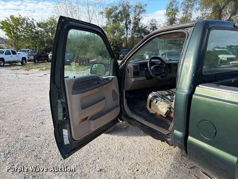image for item FT6385 2002 Ford F350 Super Duty pickup truck