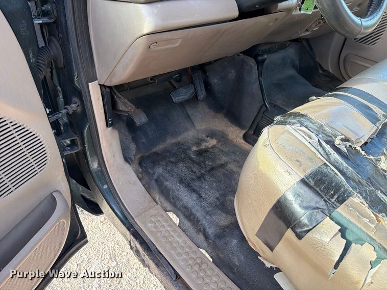 image for item FT6385 2002 Ford F350 Super Duty pickup truck