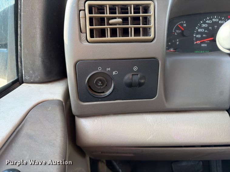 image for item FT6385 2002 Ford F350 Super Duty pickup truck