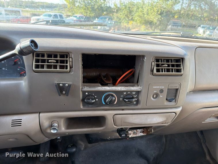 image for item FT6385 2002 Ford F350 Super Duty pickup truck