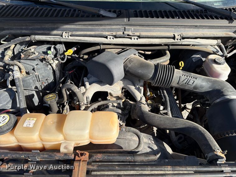 image for item FT6385 2002 Ford F350 Super Duty pickup truck