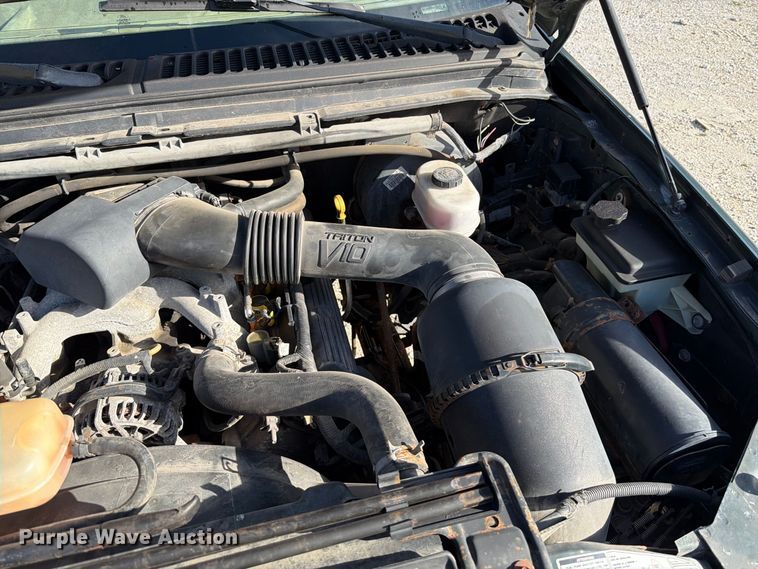 image for item FT6385 2002 Ford F350 Super Duty pickup truck