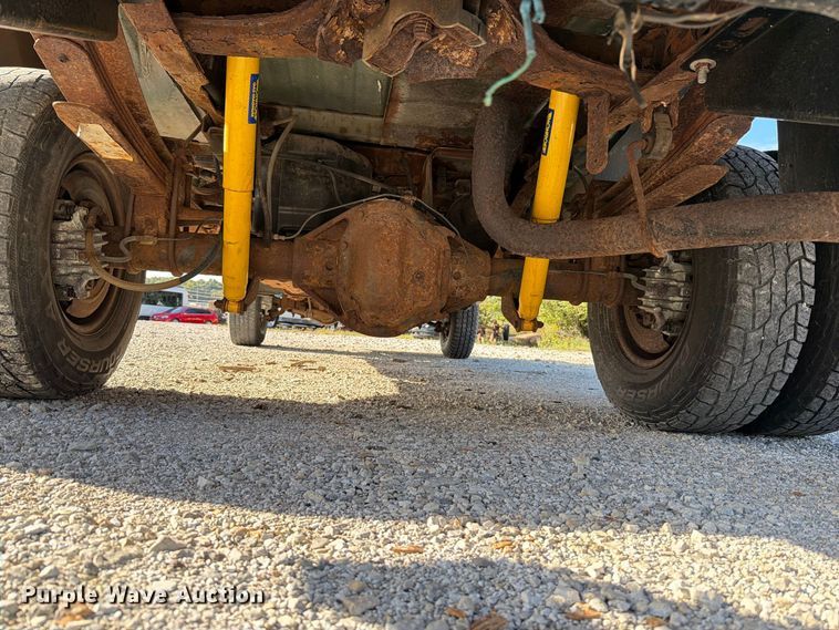 image for item FT6385 2002 Ford F350 Super Duty pickup truck