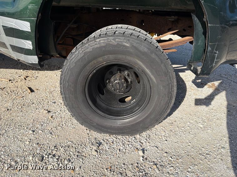 image for item FT6385 2002 Ford F350 Super Duty pickup truck