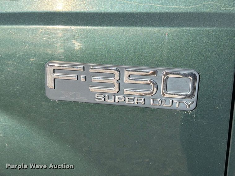 image for item FT6385 2002 Ford F350 Super Duty pickup truck