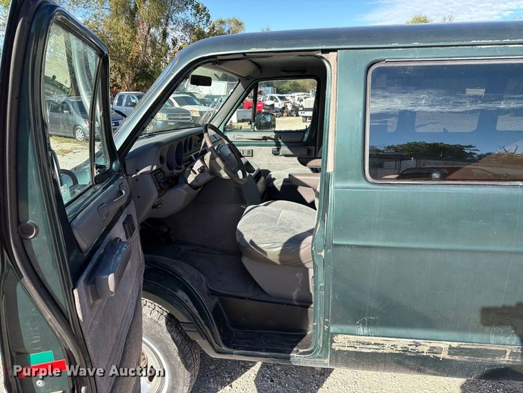 image for item FT6386 1995 Dodge Ram Wagon van