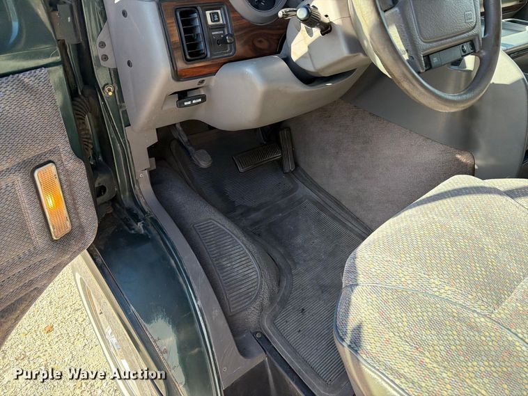 image for item FT6386 1995 Dodge Ram Wagon van