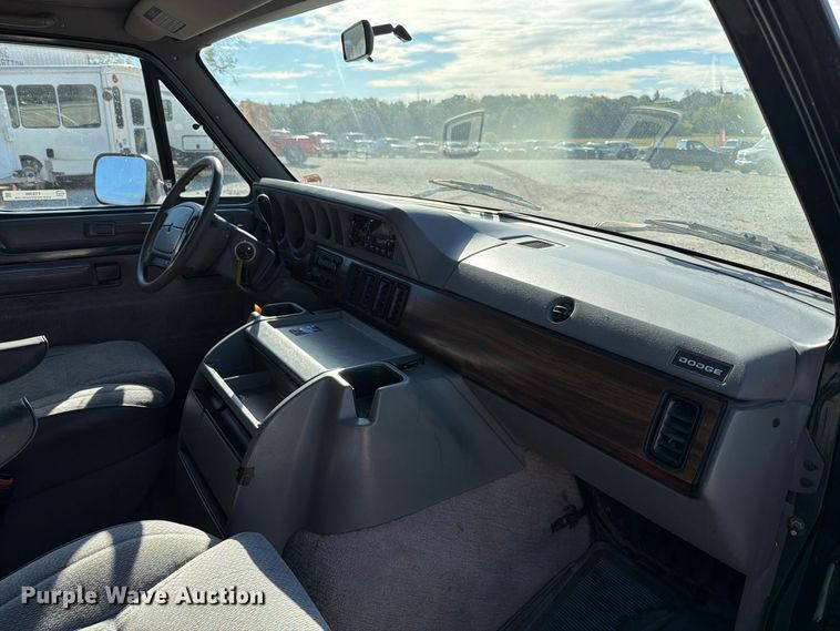 image for item FT6386 1995 Dodge Ram Wagon van